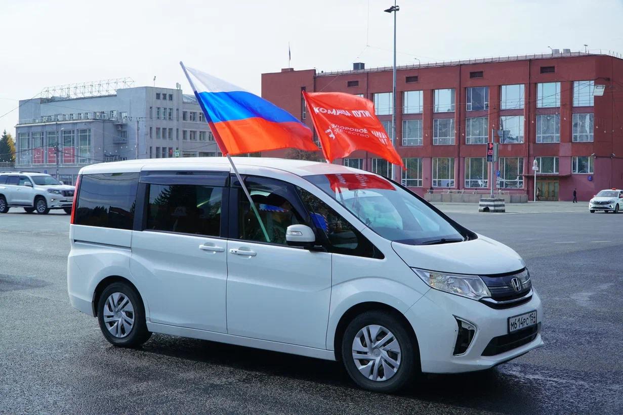 Фото В Новосибирске провели автопробег в честь дня рождения Владимира Путина 12