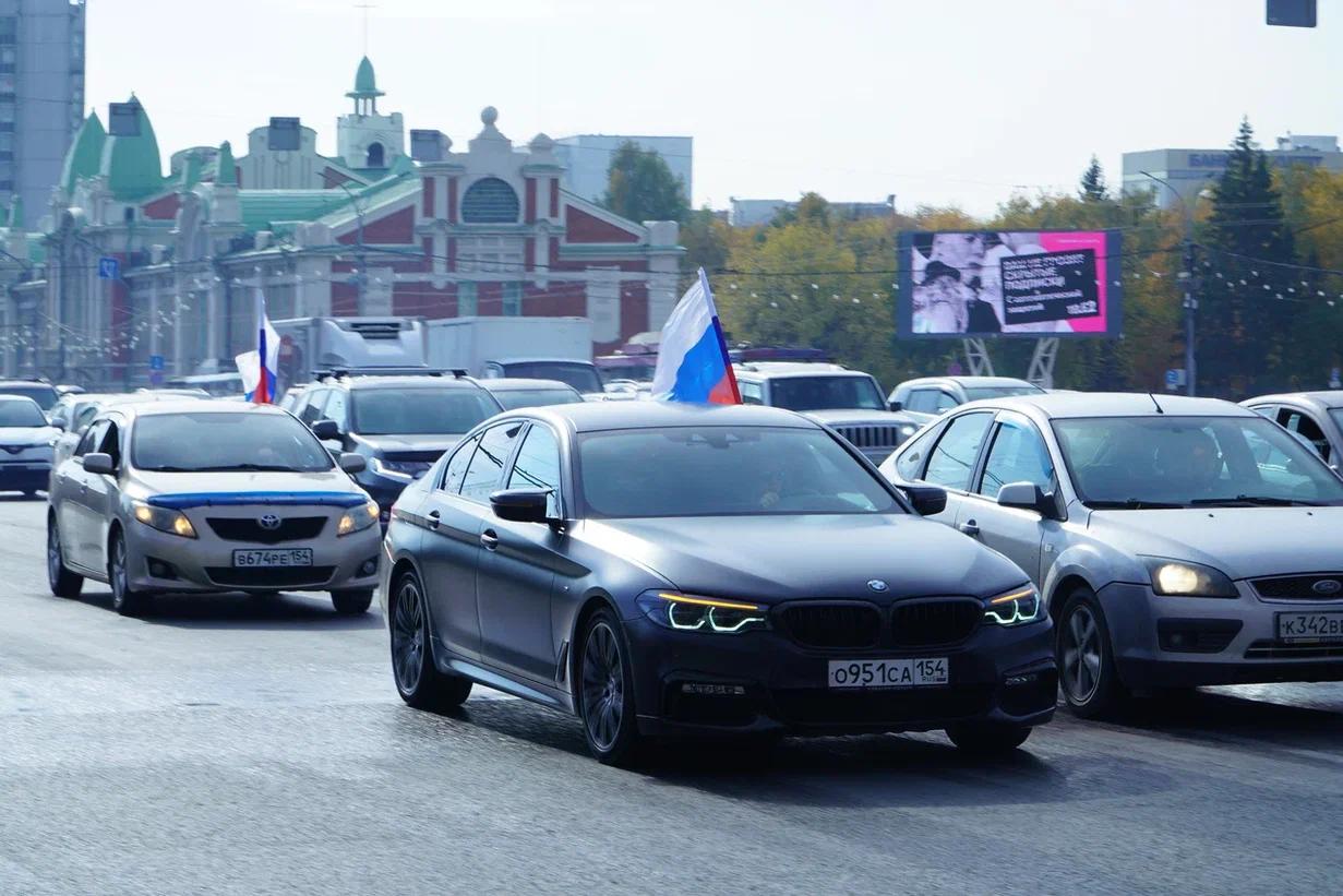 Фото В Новосибирске провели автопробег в честь дня рождения Владимира Путина 13