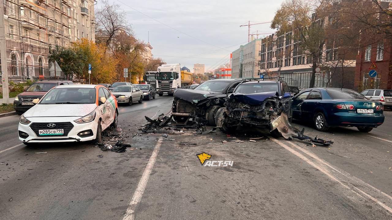 Фото В Новосибирске водитель Nissan X-Trail устроил массовое ДТП и пытался сбежать 2