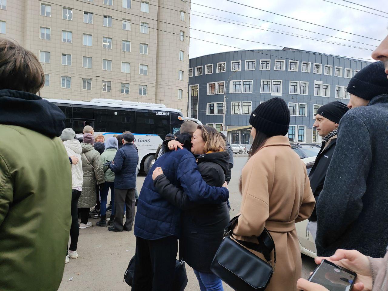 Фото Мамы и папы плакали. В Новосибирске проводили в армию первых призывников осени 2024 года 10