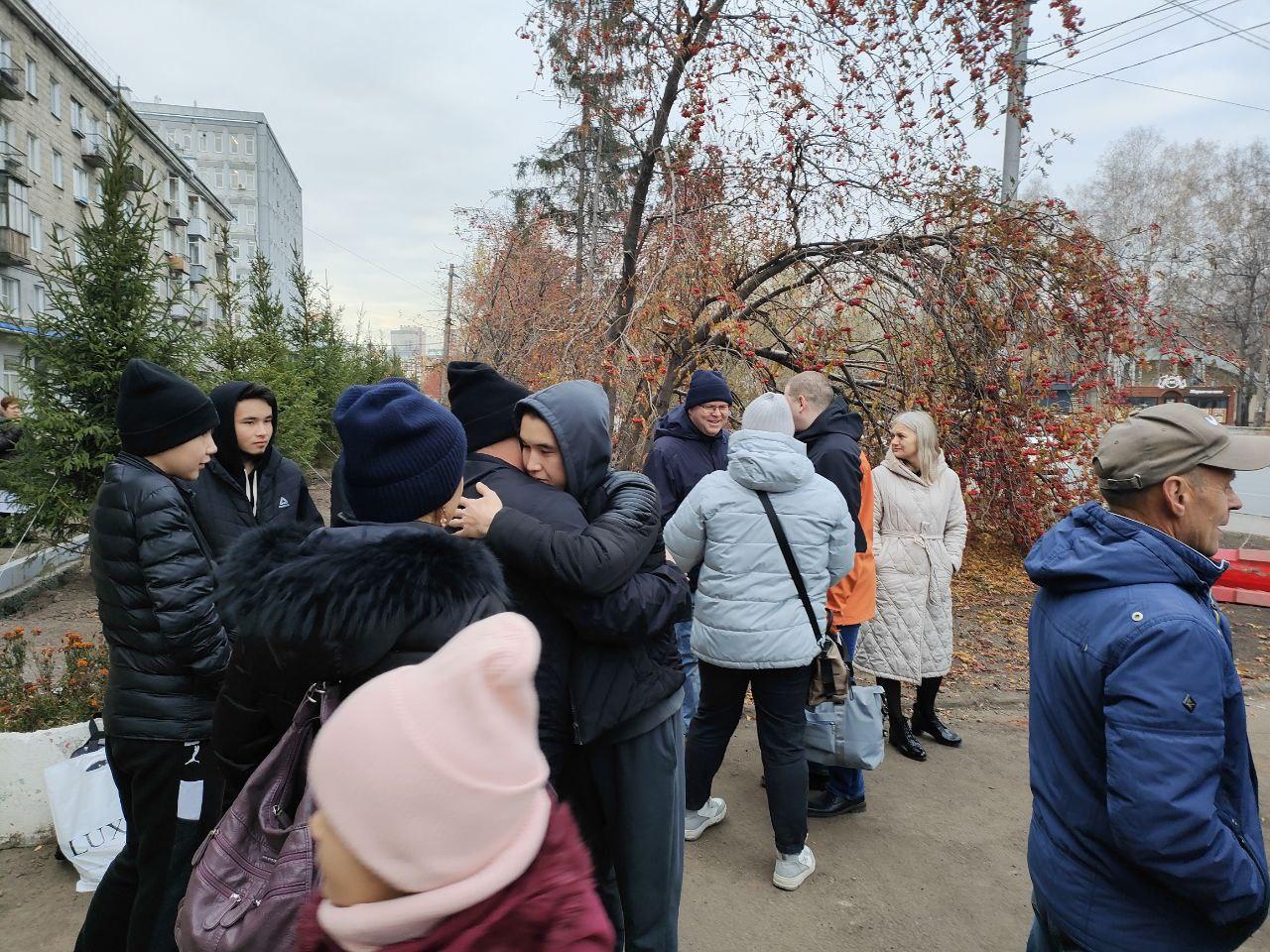 Фото Мамы и папы плакали. В Новосибирске проводили в армию первых призывников осени 2024 года 11