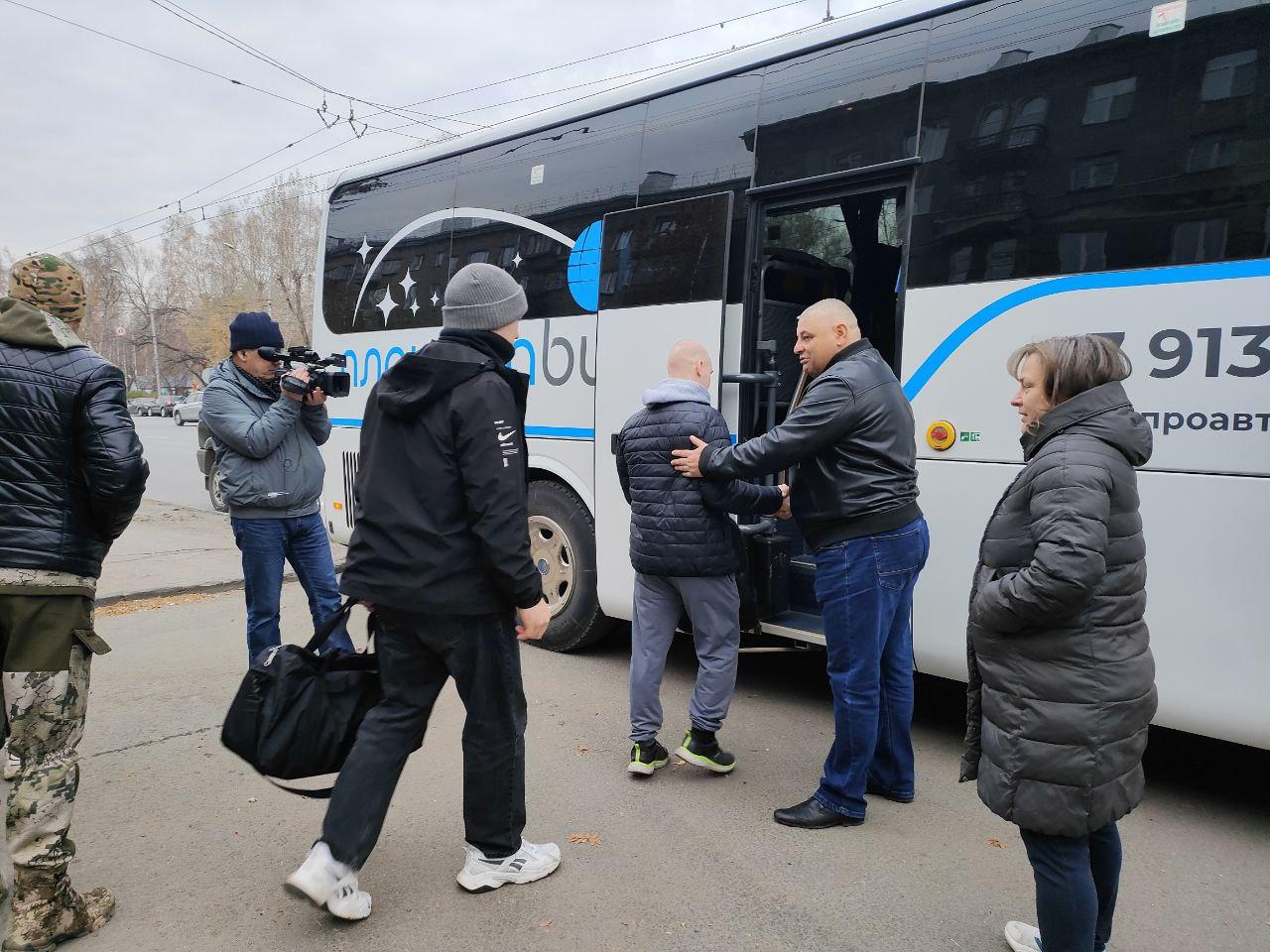 Фото Мамы и папы плакали. В Новосибирске проводили в армию первых призывников осени 2024 года 13