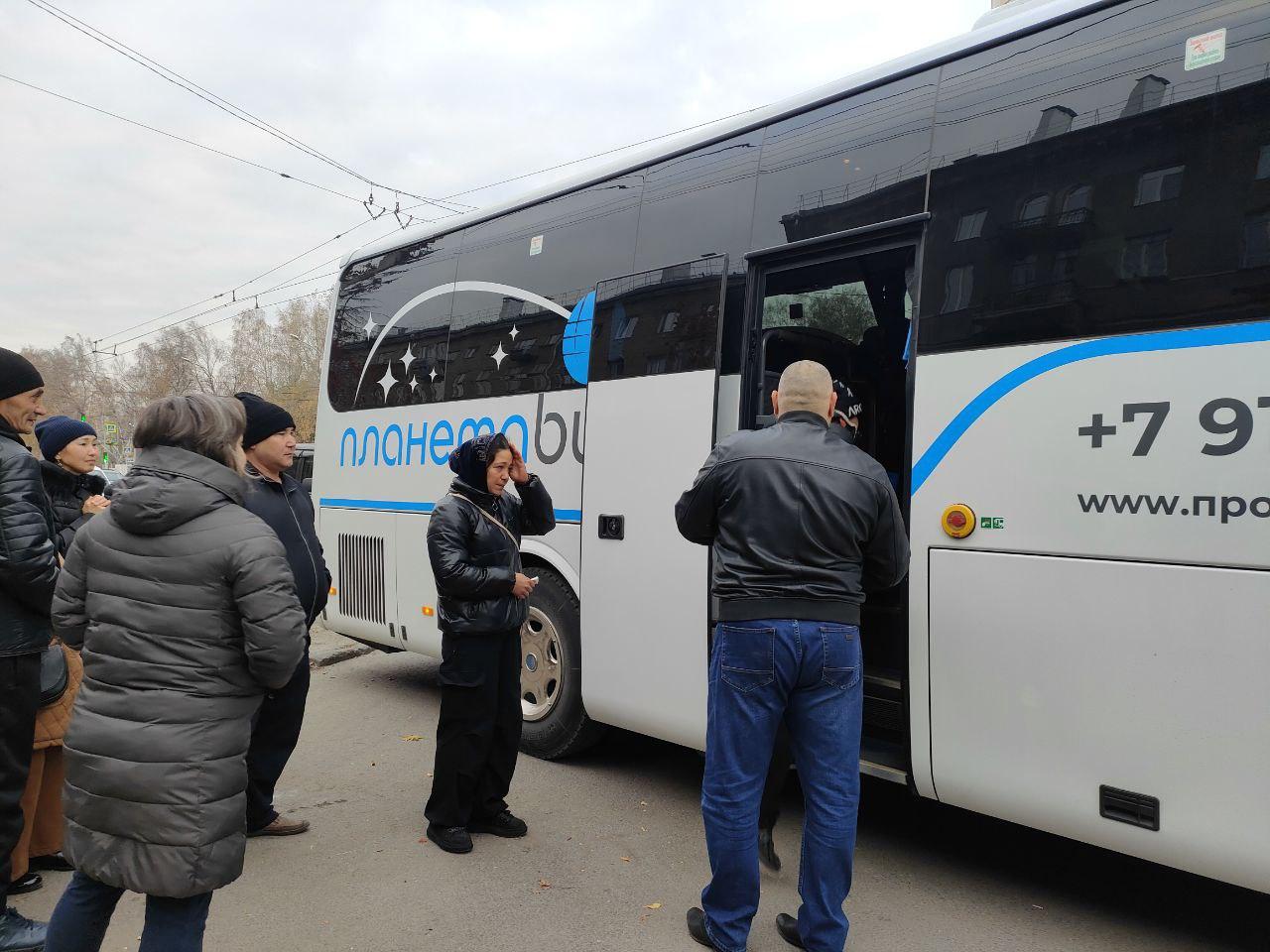 Фото Мамы и папы плакали. В Новосибирске проводили в армию первых призывников осени 2024 года 14