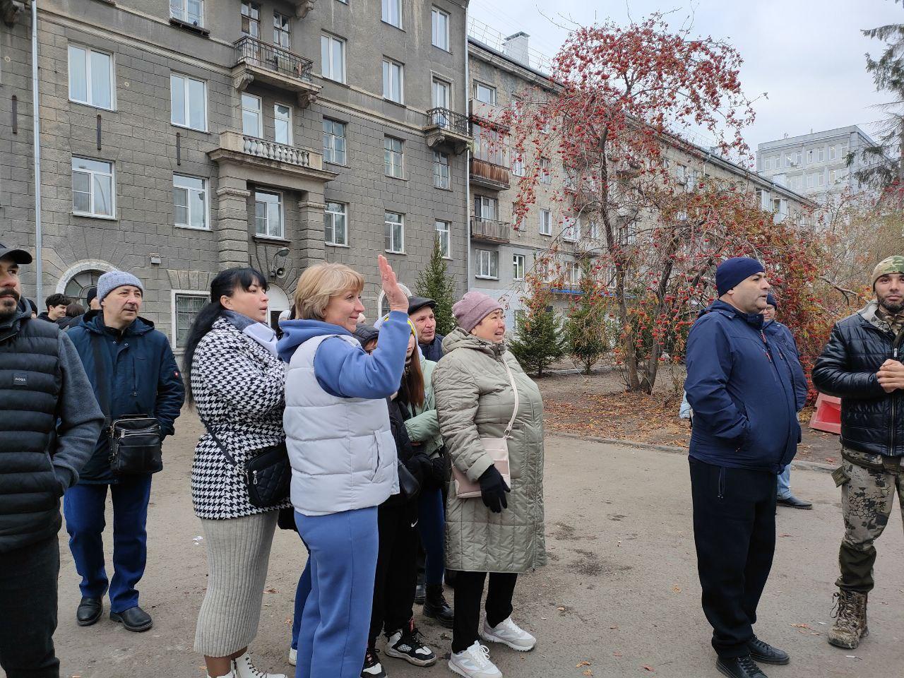 Фото Мамы и папы плакали. В Новосибирске проводили в армию первых призывников осени 2024 года 15