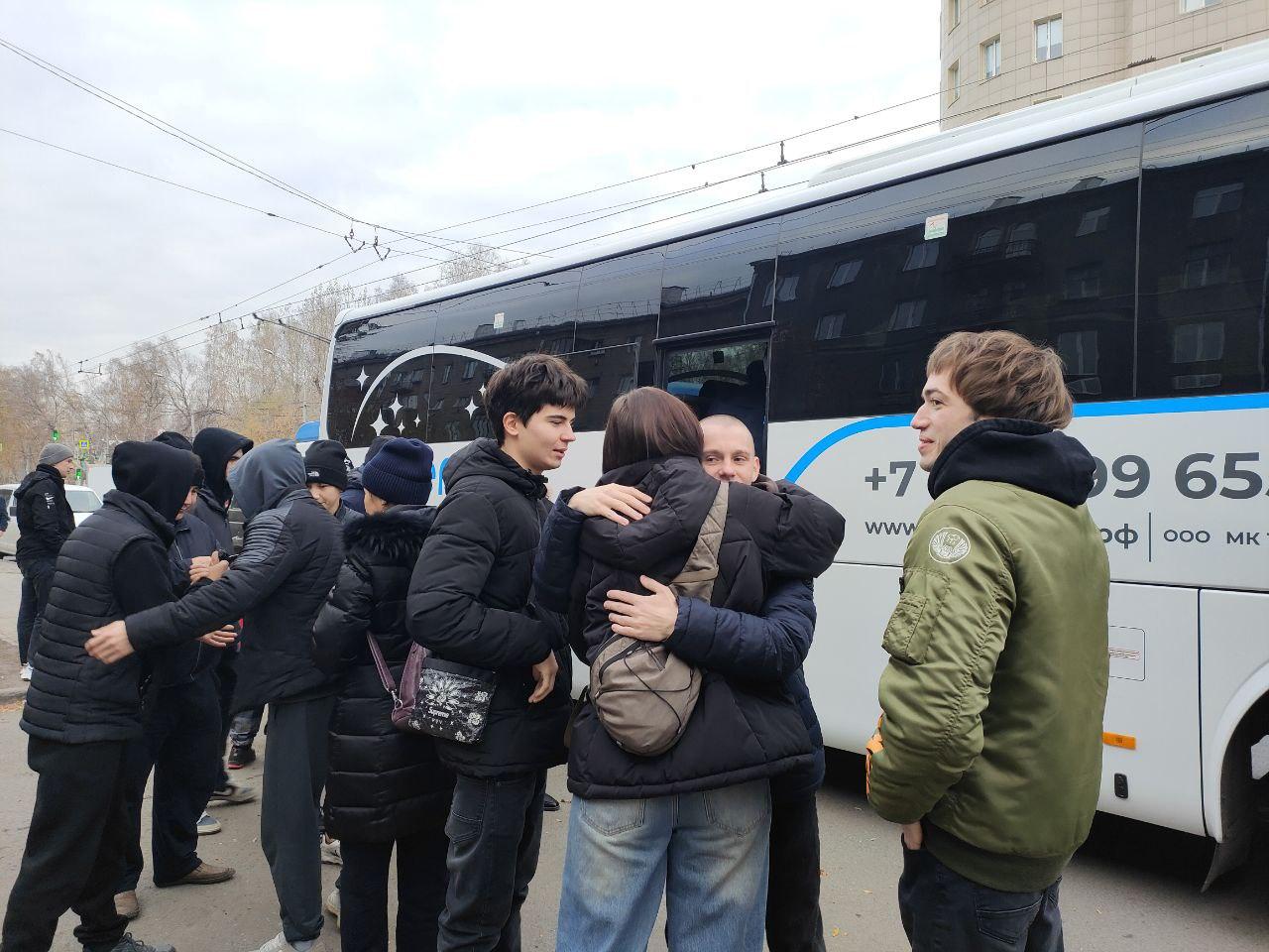 Фото Мамы и папы плакали. В Новосибирске проводили в армию первых призывников осени 2024 года 12