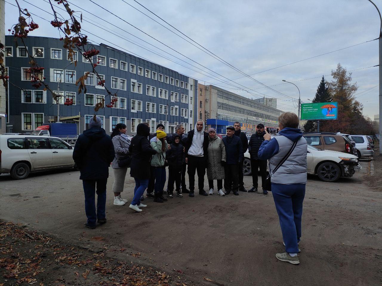 Фото Мамы и папы плакали. В Новосибирске проводили в армию первых призывников осени 2024 года 3