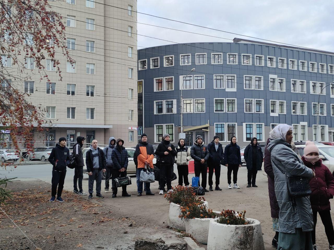 Фото Мамы и папы плакали. В Новосибирске проводили в армию первых призывников осени 2024 года 4