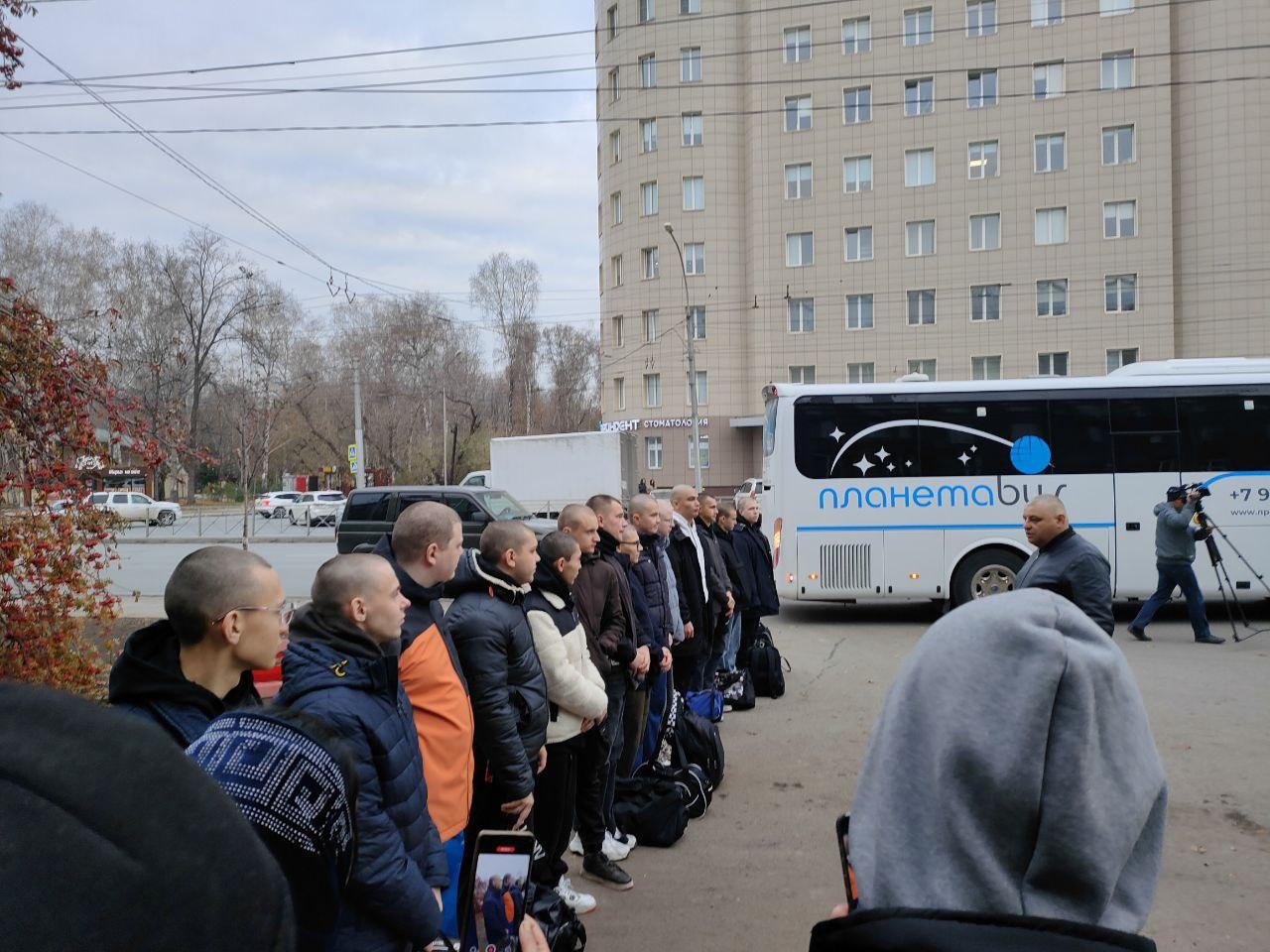 Фото Мамы и папы плакали. В Новосибирске проводили в армию первых призывников осени 2024 года 6