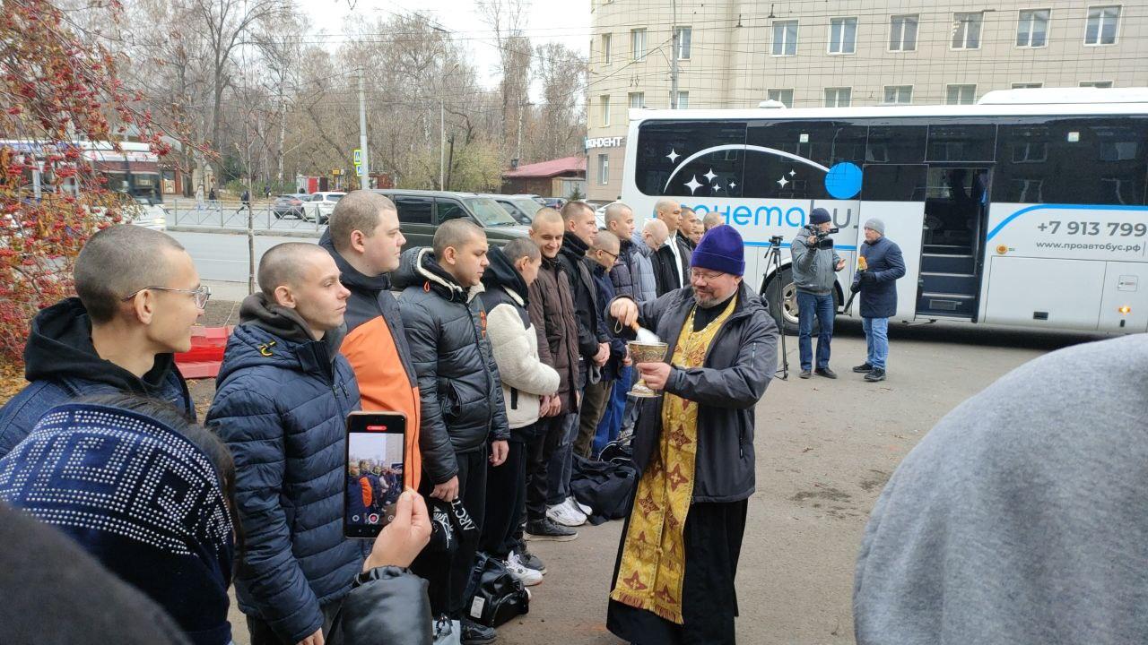 Фото Мамы и папы плакали. В Новосибирске проводили в армию первых призывников осени 2024 года 8