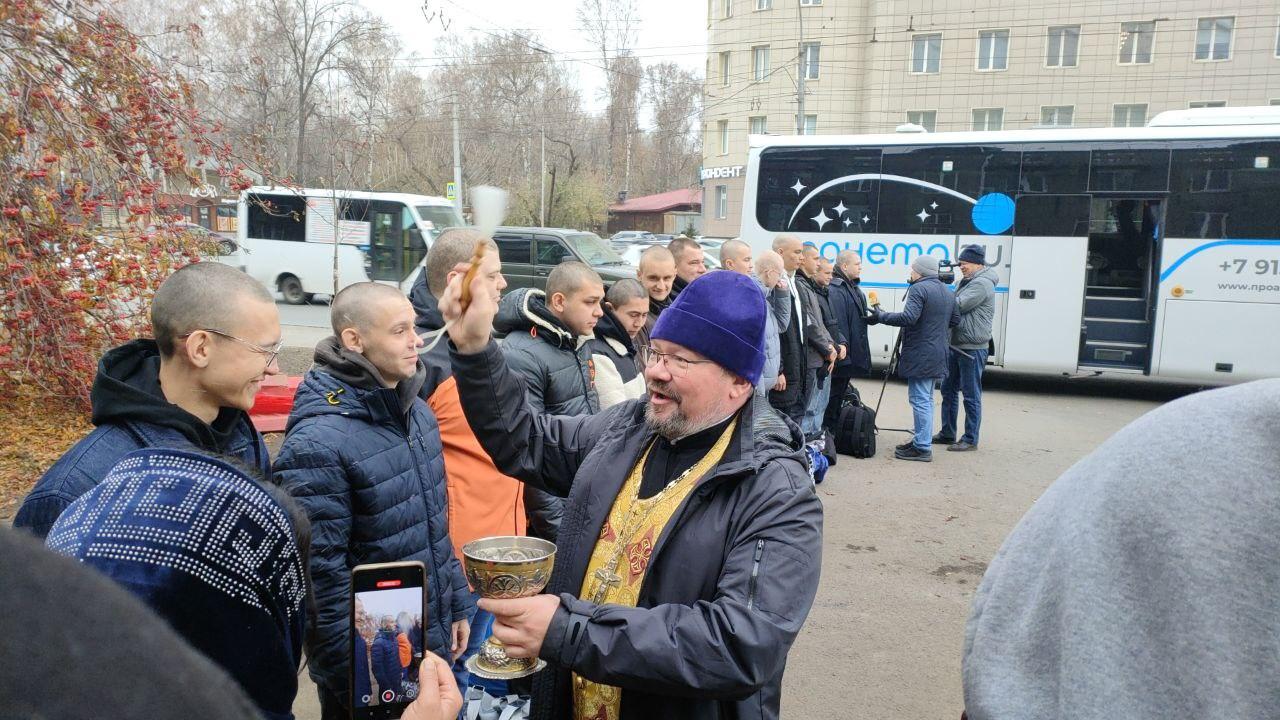 Фото Мамы и папы плакали. В Новосибирске проводили в армию первых призывников осени 2024 года 9