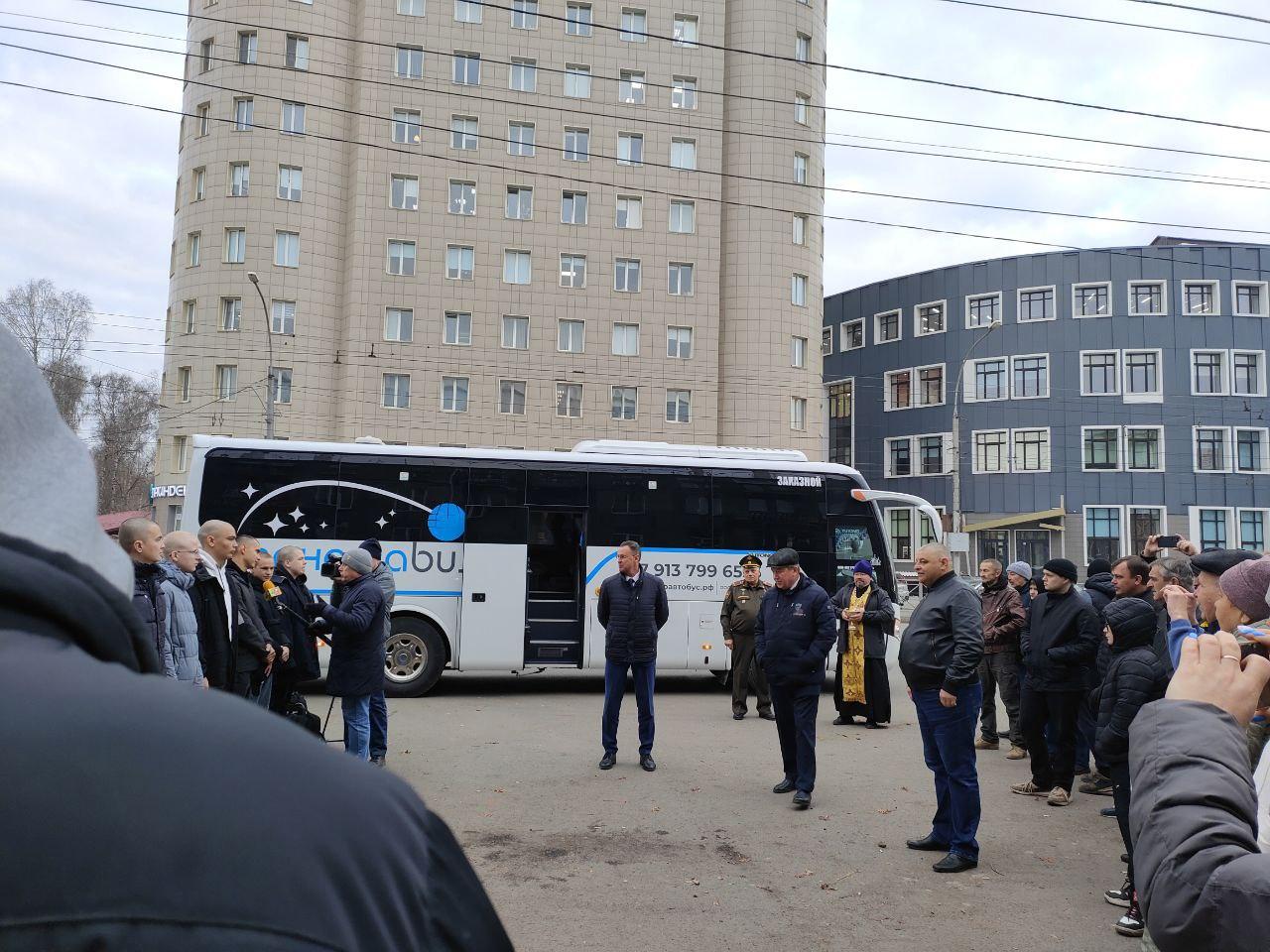 Фото Мамы и папы плакали. В Новосибирске проводили в армию первых призывников осени 2024 года 7