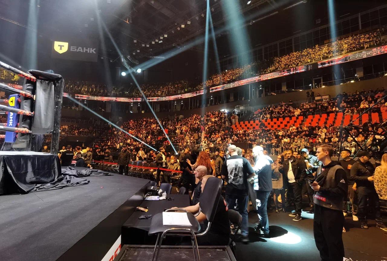 Фото Песни Пелагеи и победа Киборга. В «Сибирь-Арена» завершились бои Hardcore Fighting Championship. ФОТОРЕПОРТАЖ 34