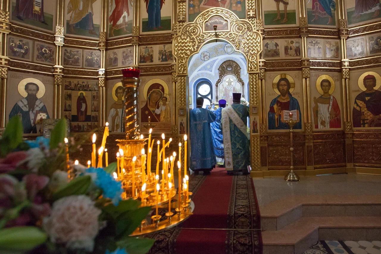 Фото В новосибирском соборе Александра Невского прошло богослужение в честь Покрова Пресвятой Богородицы. Фоторепортаж 5