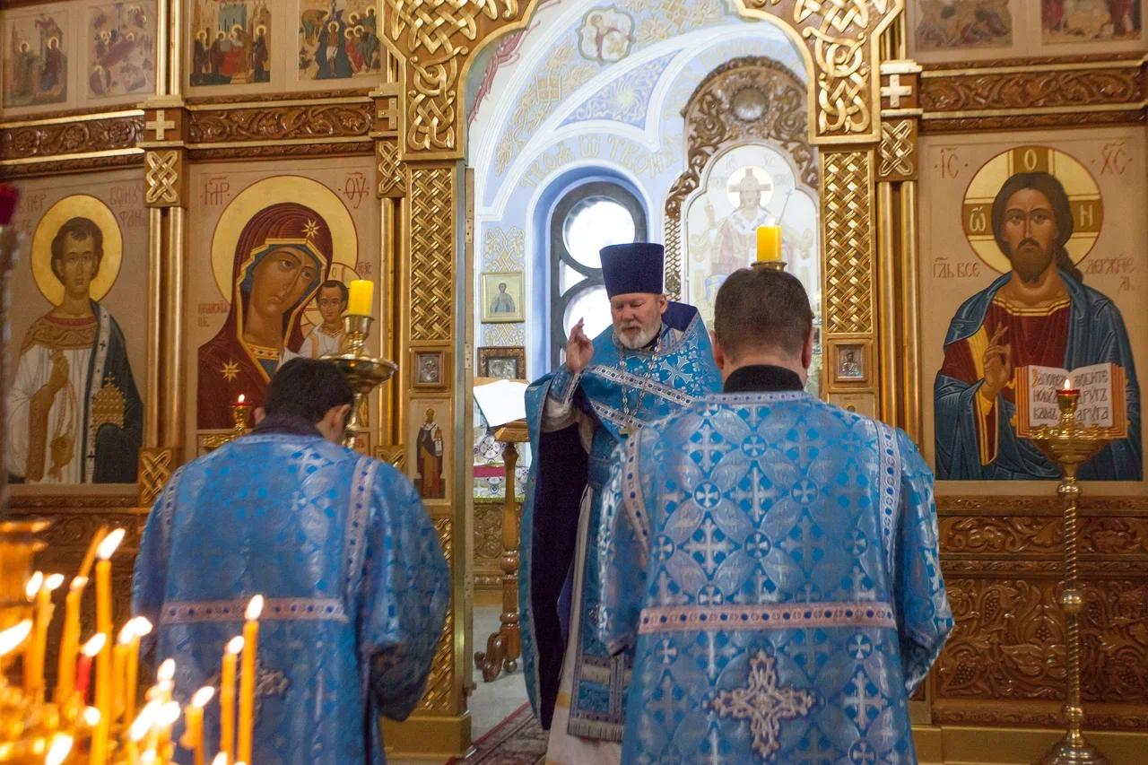 Фото В новосибирском соборе Александра Невского прошло богослужение в честь Покрова Пресвятой Богородицы. Фоторепортаж 7