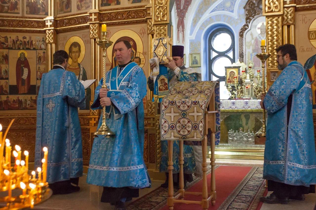 Фото В новосибирском соборе Александра Невского прошло богослужение в честь Покрова Пресвятой Богородицы. Фоторепортаж 8