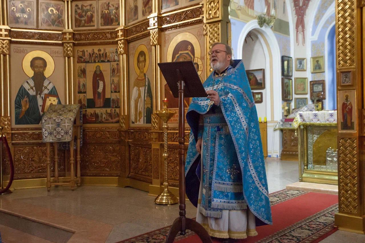 Фото В новосибирском соборе Александра Невского прошло богослужение в честь Покрова Пресвятой Богородицы. Фоторепортаж 9