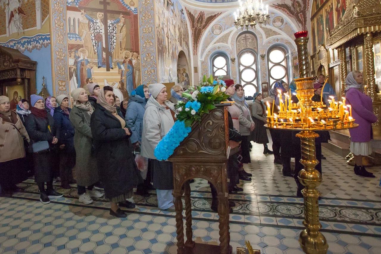 Фото В новосибирском соборе Александра Невского прошло богослужение в честь Покрова Пресвятой Богородицы. Фоторепортаж 10