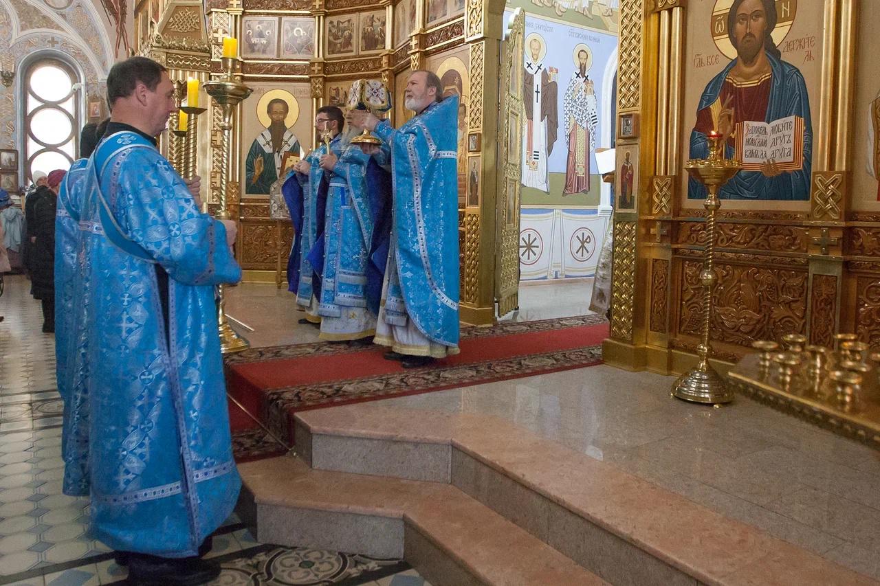 Фото В новосибирском соборе Александра Невского прошло богослужение в честь Покрова Пресвятой Богородицы. Фоторепортаж 13