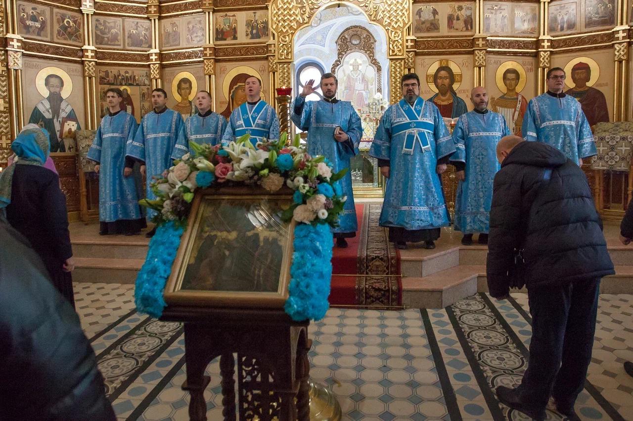 Фото В новосибирском соборе Александра Невского прошло богослужение в честь Покрова Пресвятой Богородицы. Фоторепортаж 11