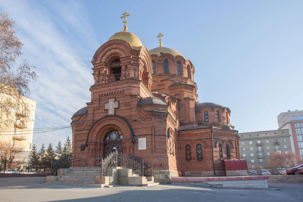 Фото В новосибирском соборе Александра Невского прошло богослужение в честь Покрова Пресвятой Богородицы. Фоторепортаж 3