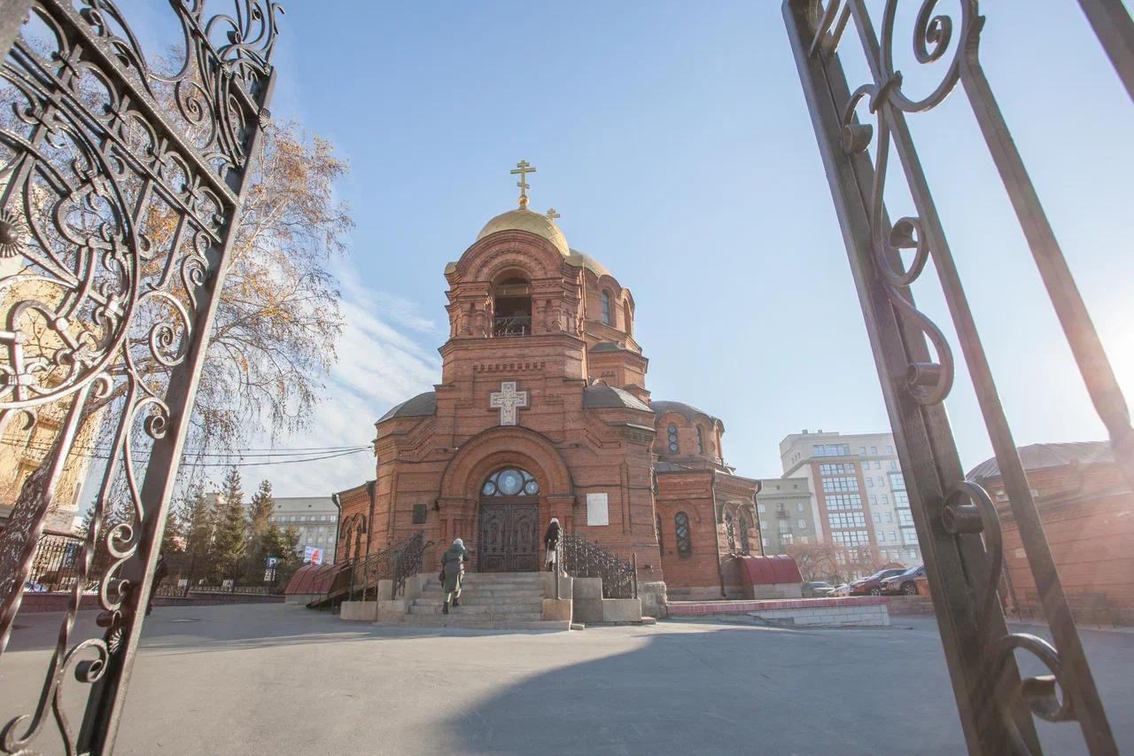 Фото В новосибирском соборе Александра Невского прошло богослужение в честь Покрова Пресвятой Богородицы. Фоторепортаж 12