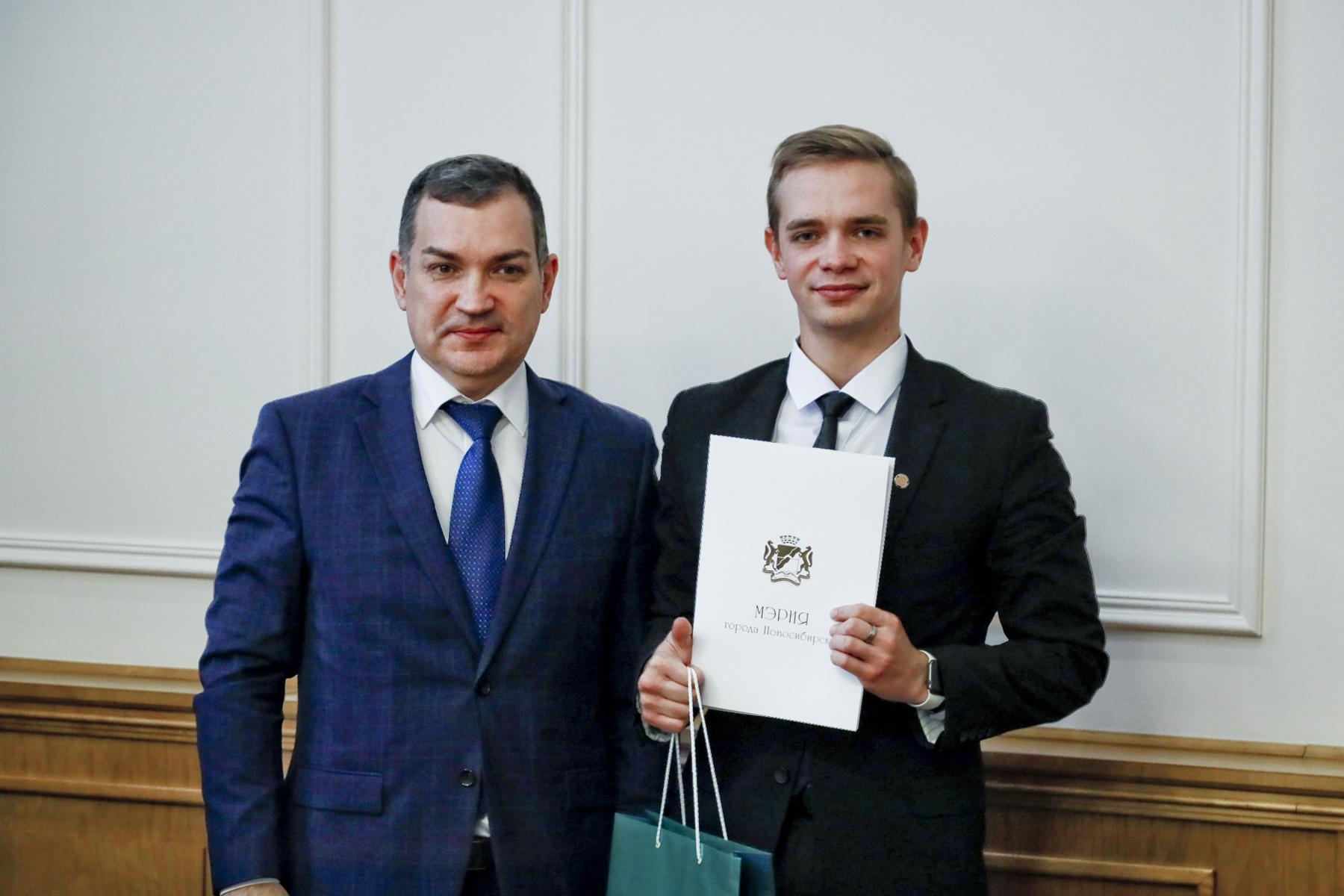 Фото Профессиональное мастерство и любовь к детям: мэр Новосибирска поздравил педагогов с высокими результатами на всероссийских конкурсах 2 - Сиб.ФМ Фото Профессиональное мастерство и любовь к детям: мэр Новосибирска поздравил педагогов с высокими результатами на всероссийских конкурсах 2