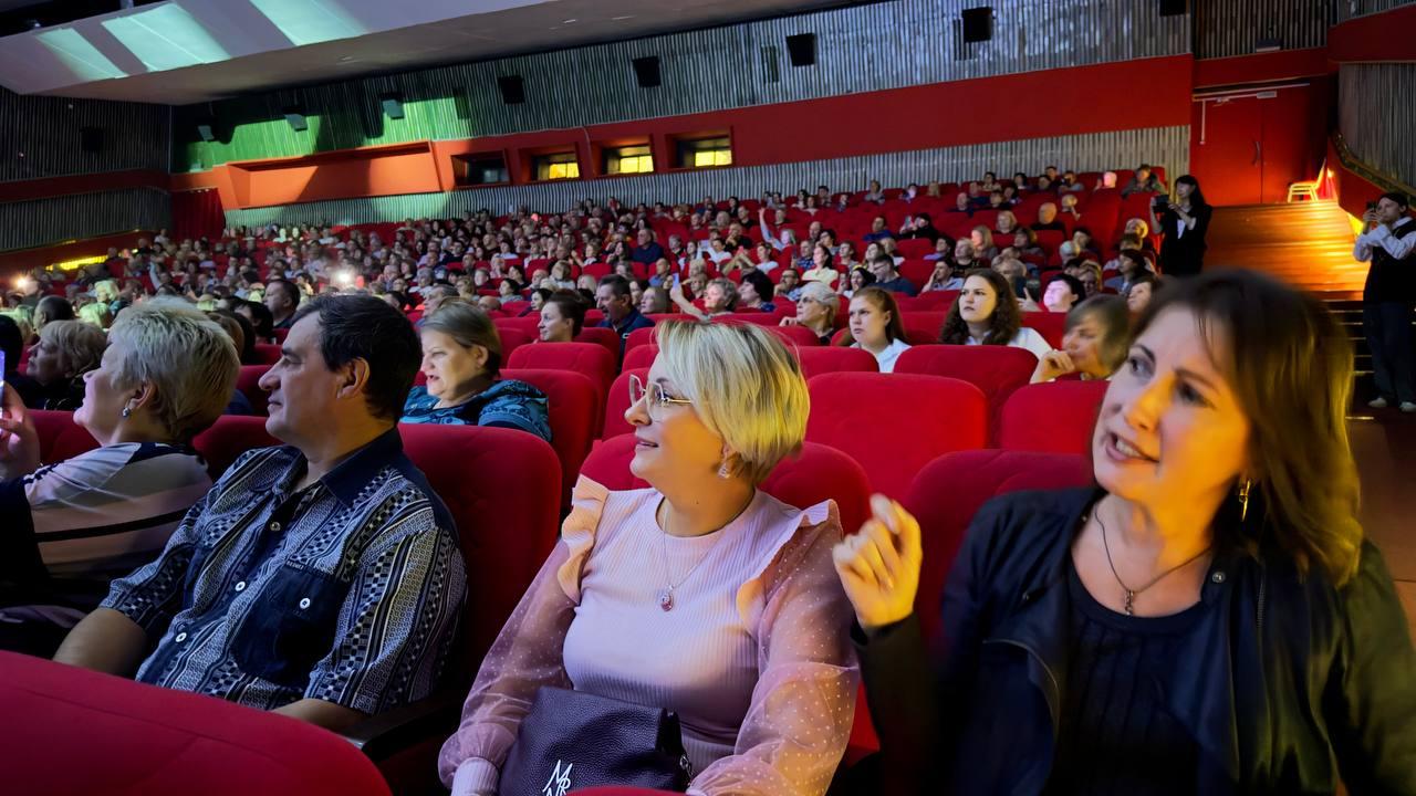 Фото Женщины дарили цветы Алексею Глызину во время концерта в Новосибирске. ФОТОРЕПОРТАЖ 8