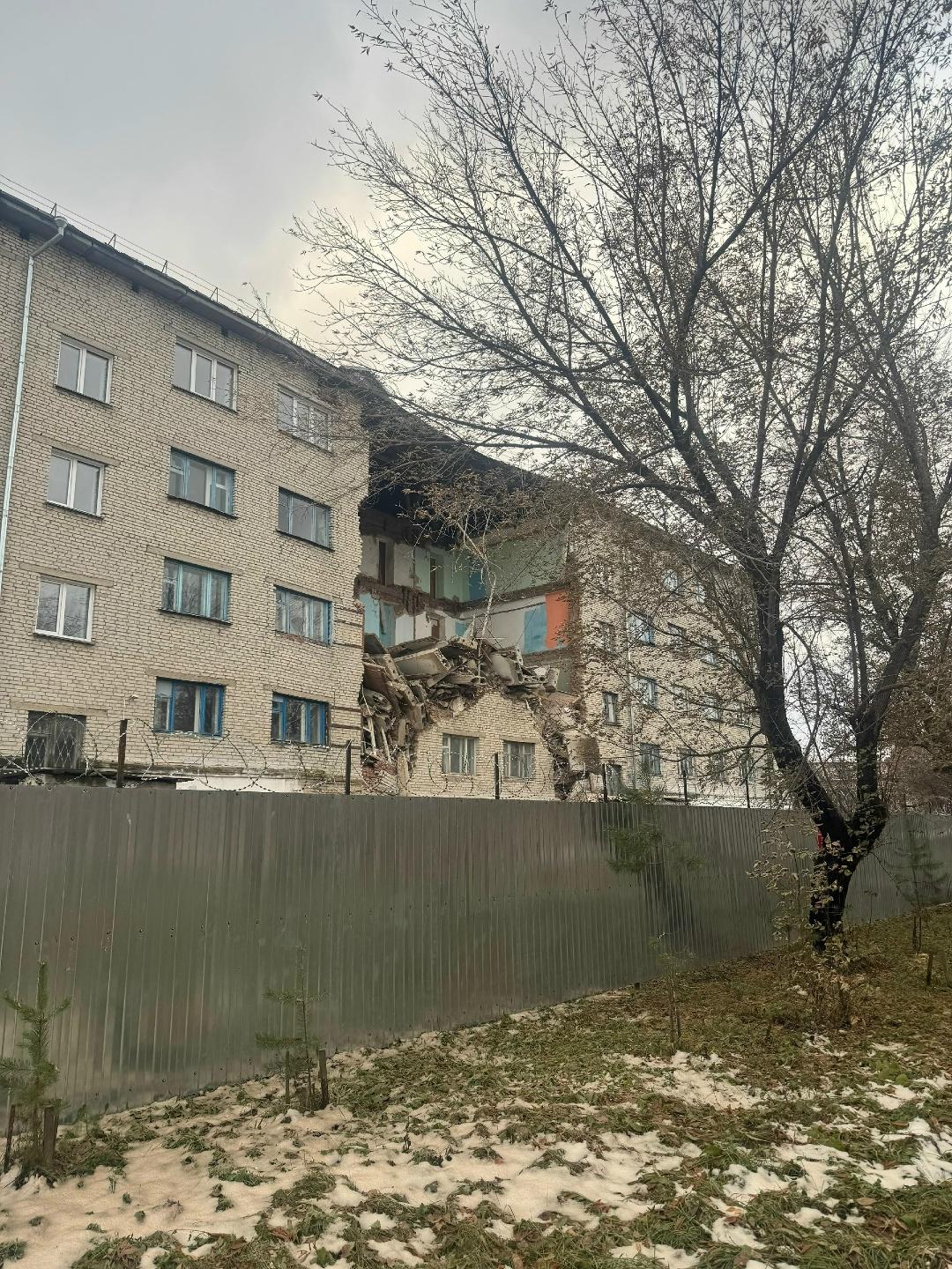 Фото В Куйбышеве обрушилась часть общежития 9 октября. Онлайн 2