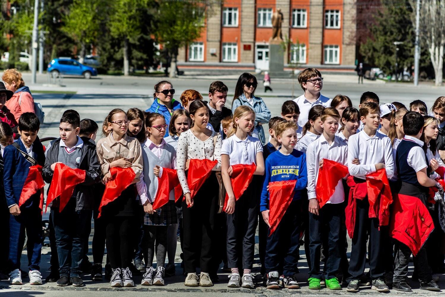 Фото День рождение комсомола 29 октября 2025 года: опубликованы кадры новосибирцев в красных галстуках 4
