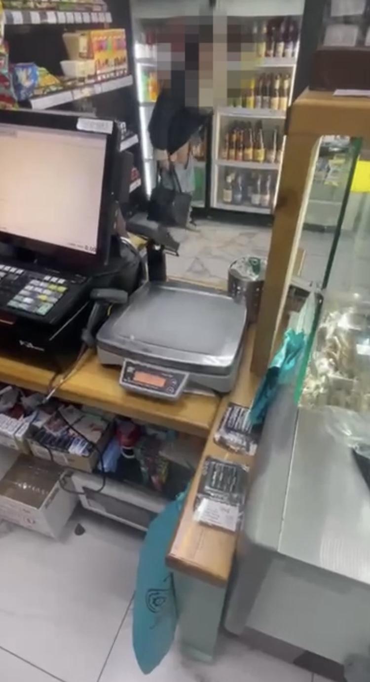 Фото В Новосибирске нетрезвая посетительница магазина справила нужду прямо в торговом зале 2 - Сиб.ФМ Фото В Новосибирске нетрезвая посетительница магазина справила нужду прямо в торговом зале 2