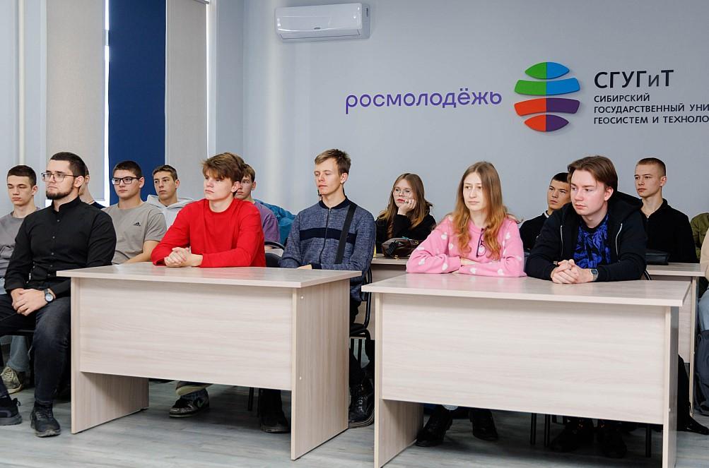 Фото «Твой герой»: в СГУГиТ состоялась откровенная встреча студентов с участником СВО 2