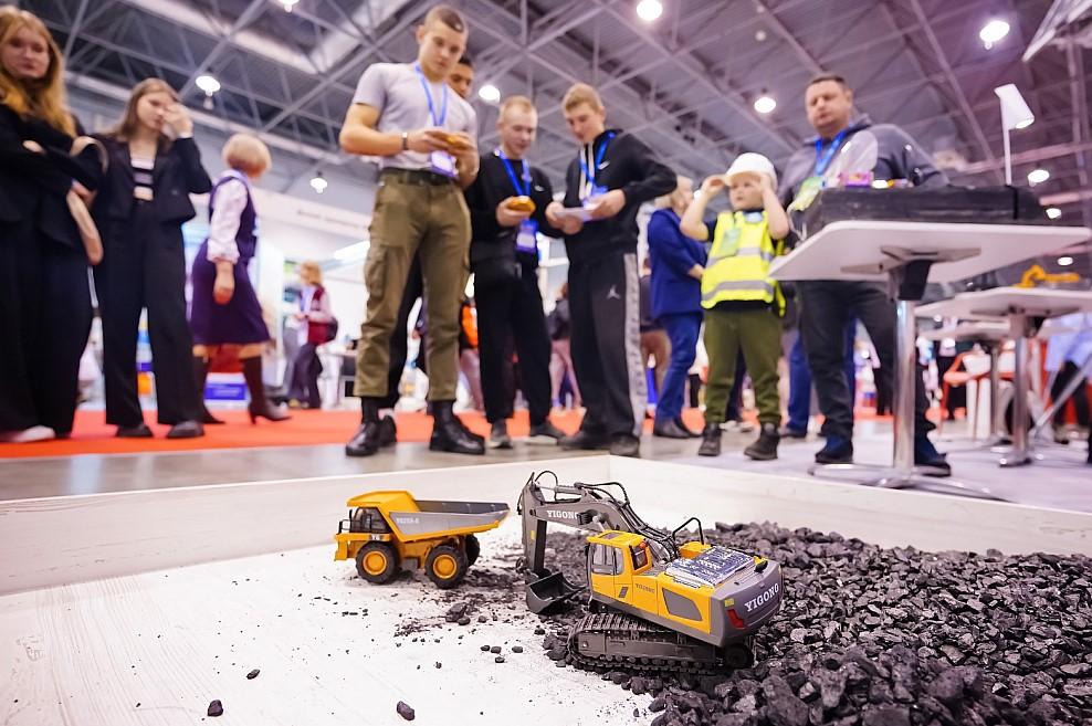 Фото Учебная Сибирь–2025: форум, где педагоги вдохновляются, дети делают первые шаги в профессию, а родители получают ответы на важные вопросы 4 - Сиб.ФМ Фото Учебная Сибирь–2025: форум, где педагоги вдохновляются, дети делают первые шаги в профессию, а родители получают ответы на важные вопросы 4