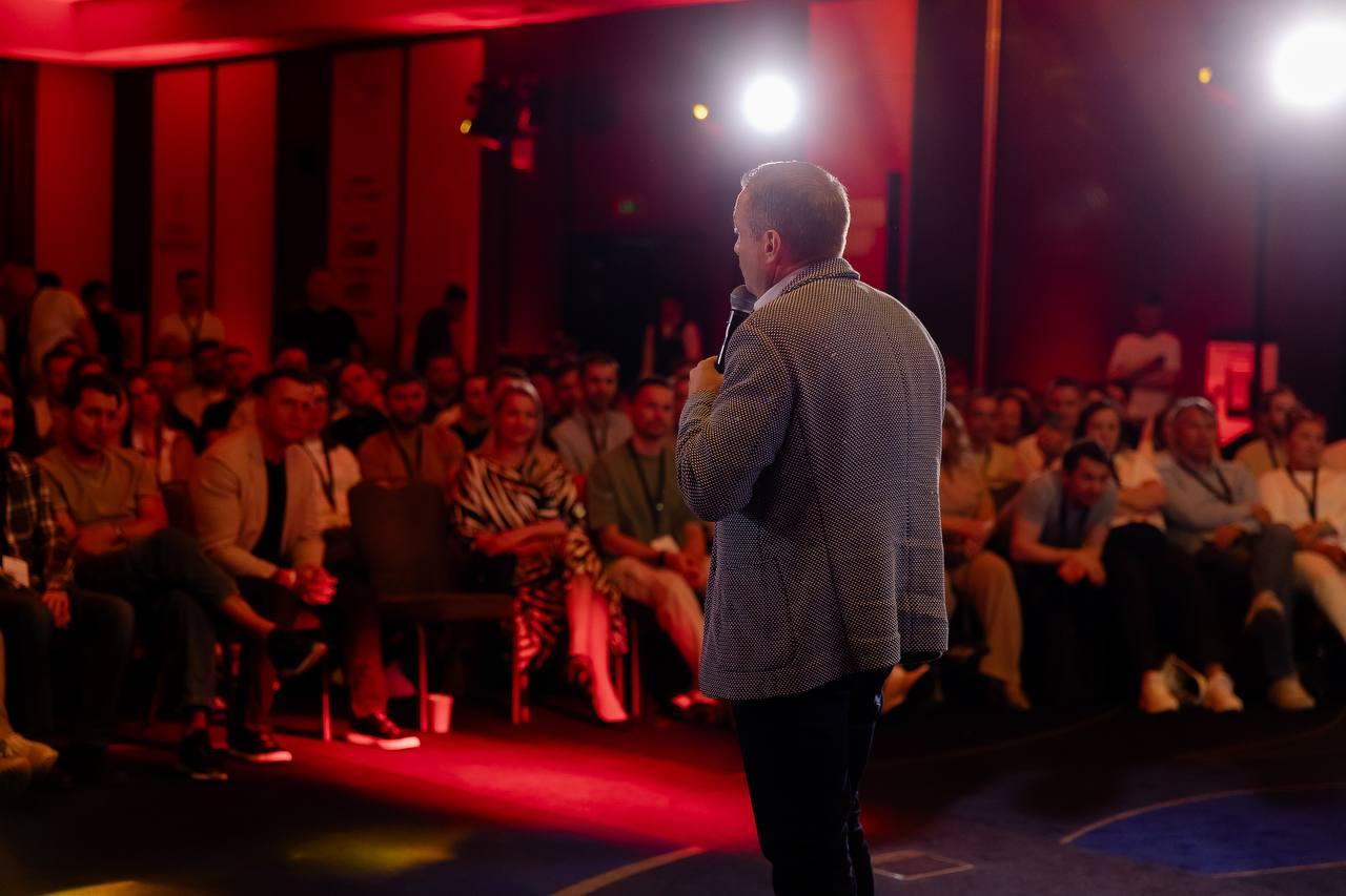 Фото «Охота за единорогами» - Business StandUp тур Оскара Хартманна 2 - Сиб.ФМ Фото «Охота за единорогами» - Business StandUp тур Оскара Хартманна 2