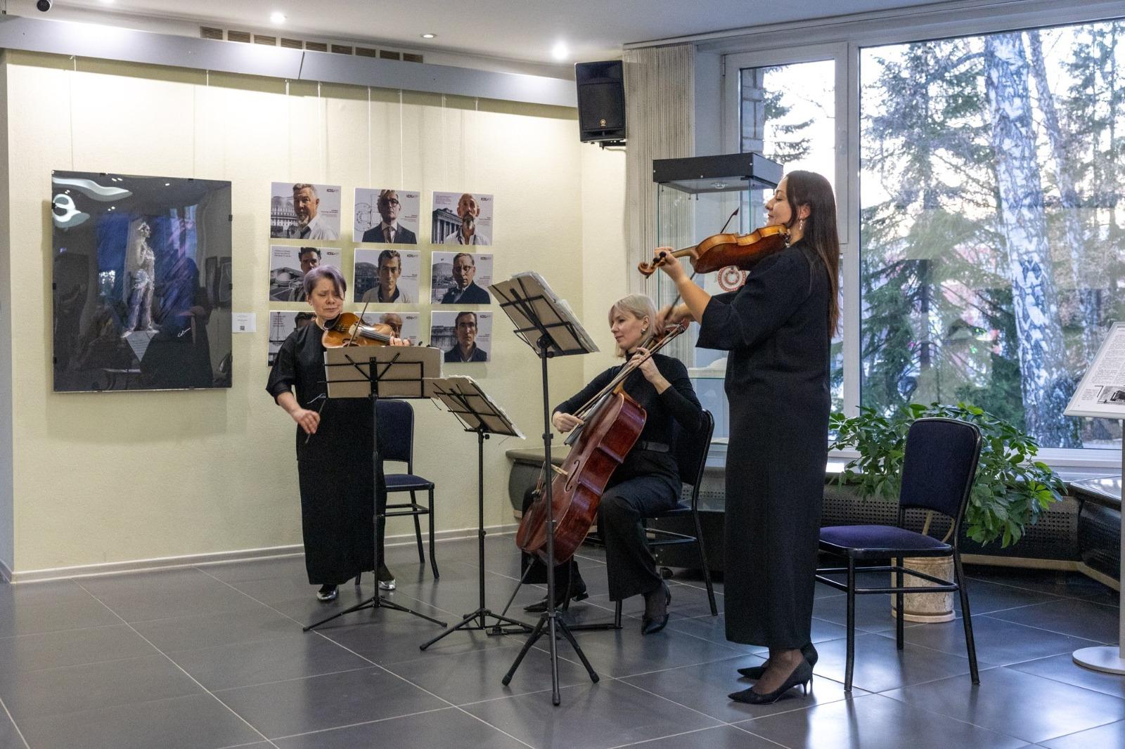 Фото Выставка, посвященная 80-летию НОВАТа, открылась в Доме ученых Академгородка 3 - Сиб.ФМ Фото Выставка, посвященная 80-летию НОВАТа, открылась в Доме ученых Академгородка 3