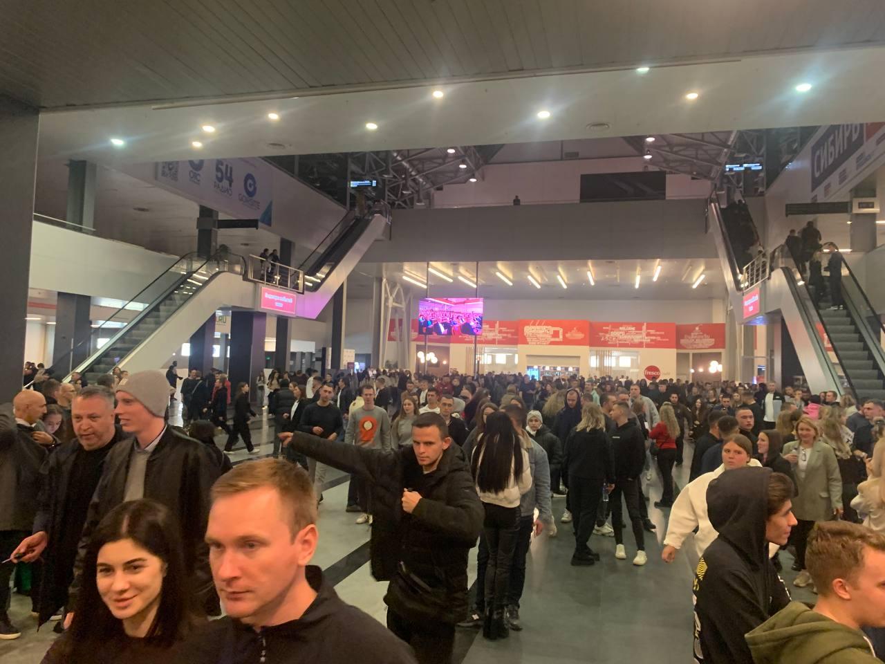 Фото «Это действительно прощальный тур. Я устал»: тысячи фанатов приехали на последний концерт Гуфа в Новосибирске. ОНЛАЙН 8 - Сиб.ФМ Фото «Это действительно прощальный тур. Я устал»: тысячи фанатов приехали на последний концерт Гуфа в Новосибирске. ОНЛАЙН 8