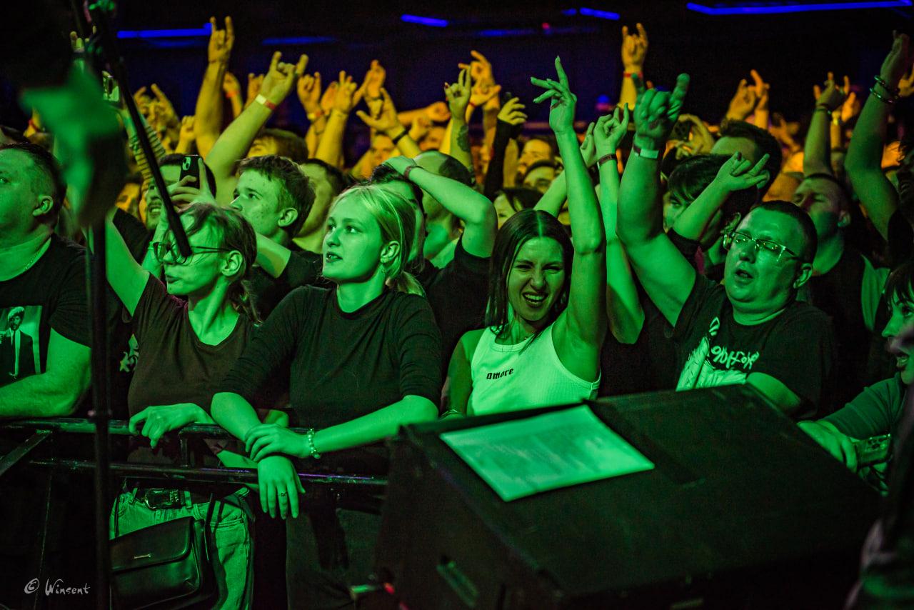 Фото В Новосибирске зажгла панк-группа «План Ломоносова» с солистом из «Интернов» — 20 ярких кадров 19 - Сиб.ФМ Фото В Новосибирске зажгла панк-группа «План Ломоносова» с солистом из «Интернов» — 20 ярких кадров 19