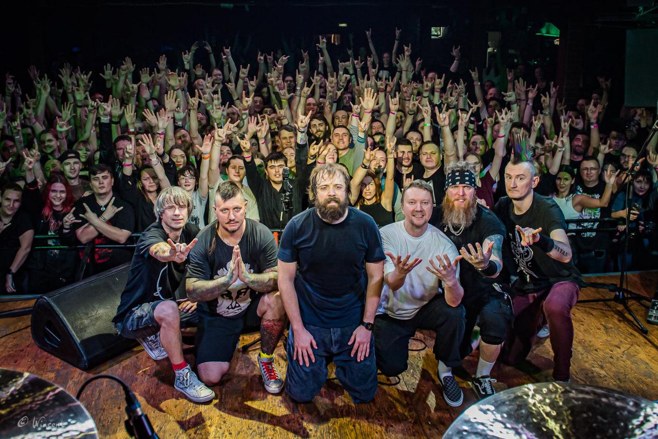 Фото В Новосибирске зажгла панк-группа «План Ломоносова» с солистом из «Интернов» — 20 ярких кадров 18 - Сиб.ФМ Фото В Новосибирске зажгла панк-группа «План Ломоносова» с солистом из «Интернов» — 20 ярких кадров 18