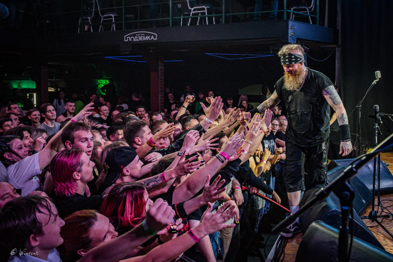 Фото В Новосибирске зажгла панк-группа «План Ломоносова» с солистом из «Интернов» — 20 ярких кадров 17 - Сиб.ФМ Фото В Новосибирске зажгла панк-группа «План Ломоносова» с солистом из «Интернов» — 20 ярких кадров 17