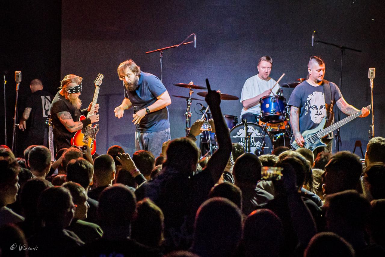 Фото В Новосибирске зажгла панк-группа «План Ломоносова» с солистом из «Интернов» — 20 ярких кадров 16 - Сиб.ФМ Фото В Новосибирске зажгла панк-группа «План Ломоносова» с солистом из «Интернов» — 20 ярких кадров 16