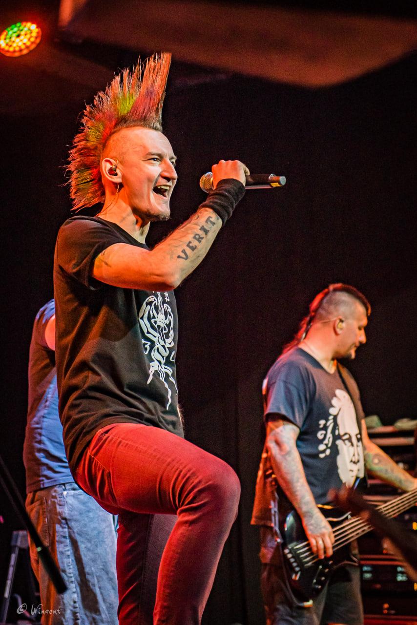 Фото В Новосибирске зажгла панк-группа «План Ломоносова» с солистом из «Интернов» — 20 ярких кадров 15 - Сиб.ФМ Фото В Новосибирске зажгла панк-группа «План Ломоносова» с солистом из «Интернов» — 20 ярких кадров 15