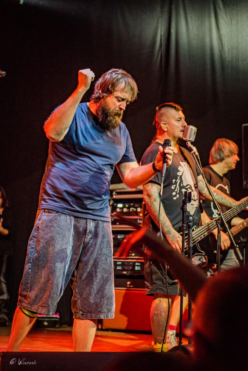 Фото В Новосибирске зажгла панк-группа «План Ломоносова» с солистом из «Интернов» — 20 ярких кадров 14 - Сиб.ФМ Фото В Новосибирске зажгла панк-группа «План Ломоносова» с солистом из «Интернов» — 20 ярких кадров 14