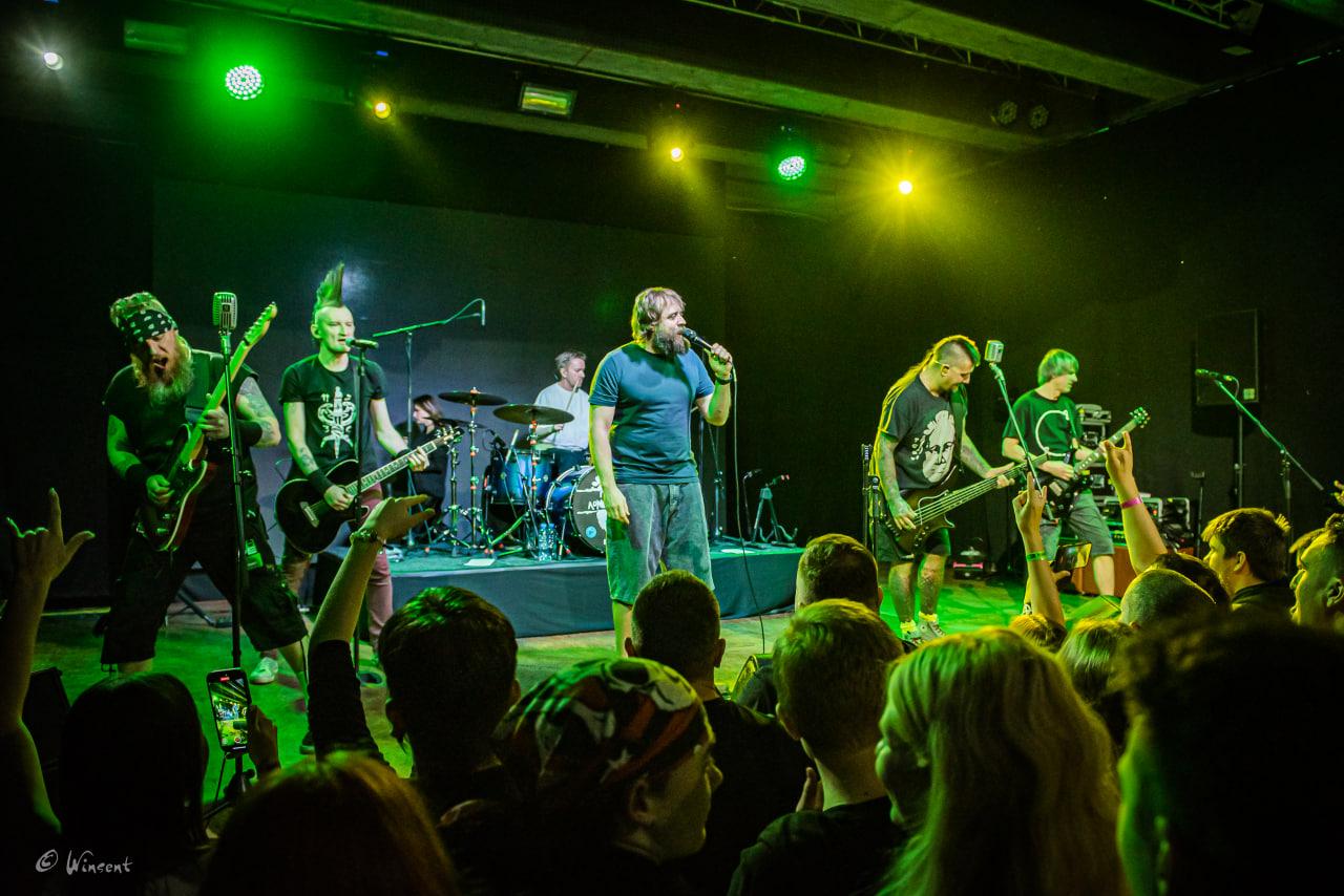 Фото В Новосибирске зажгла панк-группа «План Ломоносова» с солистом из «Интернов» — 20 ярких кадров 13 - Сиб.ФМ Фото В Новосибирске зажгла панк-группа «План Ломоносова» с солистом из «Интернов» — 20 ярких кадров 13