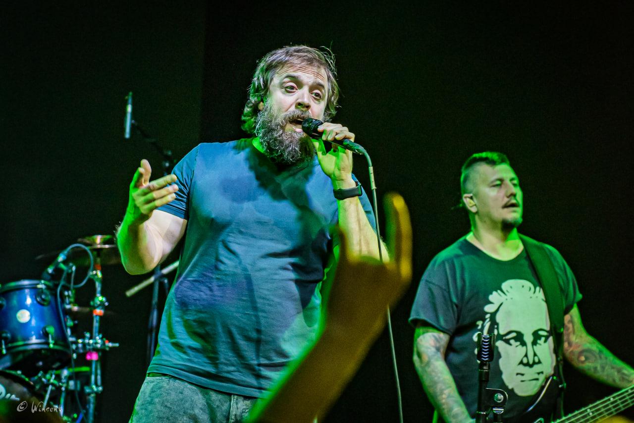 Фото В Новосибирске зажгла панк-группа «План Ломоносова» с солистом из «Интернов» — 20 ярких кадров 12 - Сиб.ФМ Фото В Новосибирске зажгла панк-группа «План Ломоносова» с солистом из «Интернов» — 20 ярких кадров 12