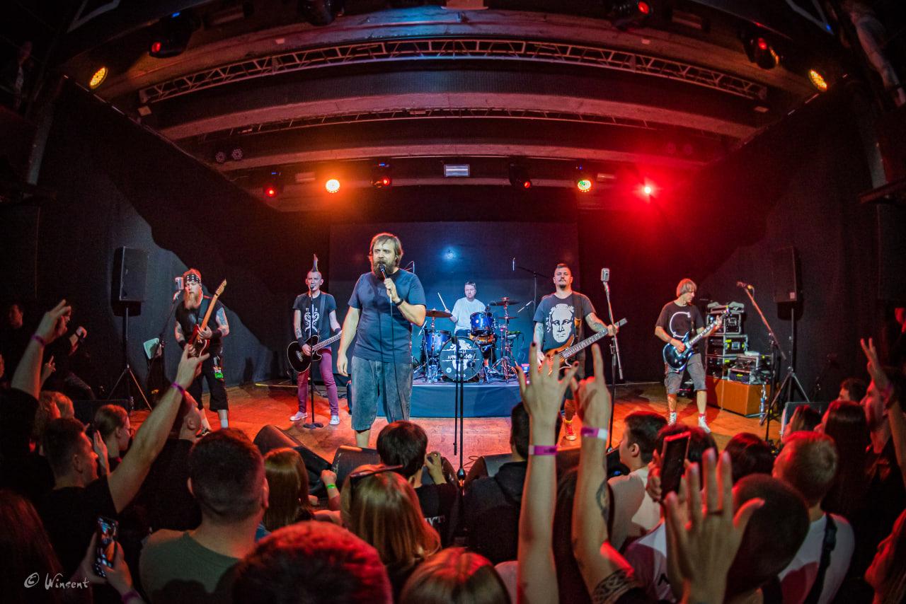 Фото В Новосибирске зажгла панк-группа «План Ломоносова» с солистом из «Интернов» — 20 ярких кадров 11 - Сиб.ФМ Фото В Новосибирске зажгла панк-группа «План Ломоносова» с солистом из «Интернов» — 20 ярких кадров 11