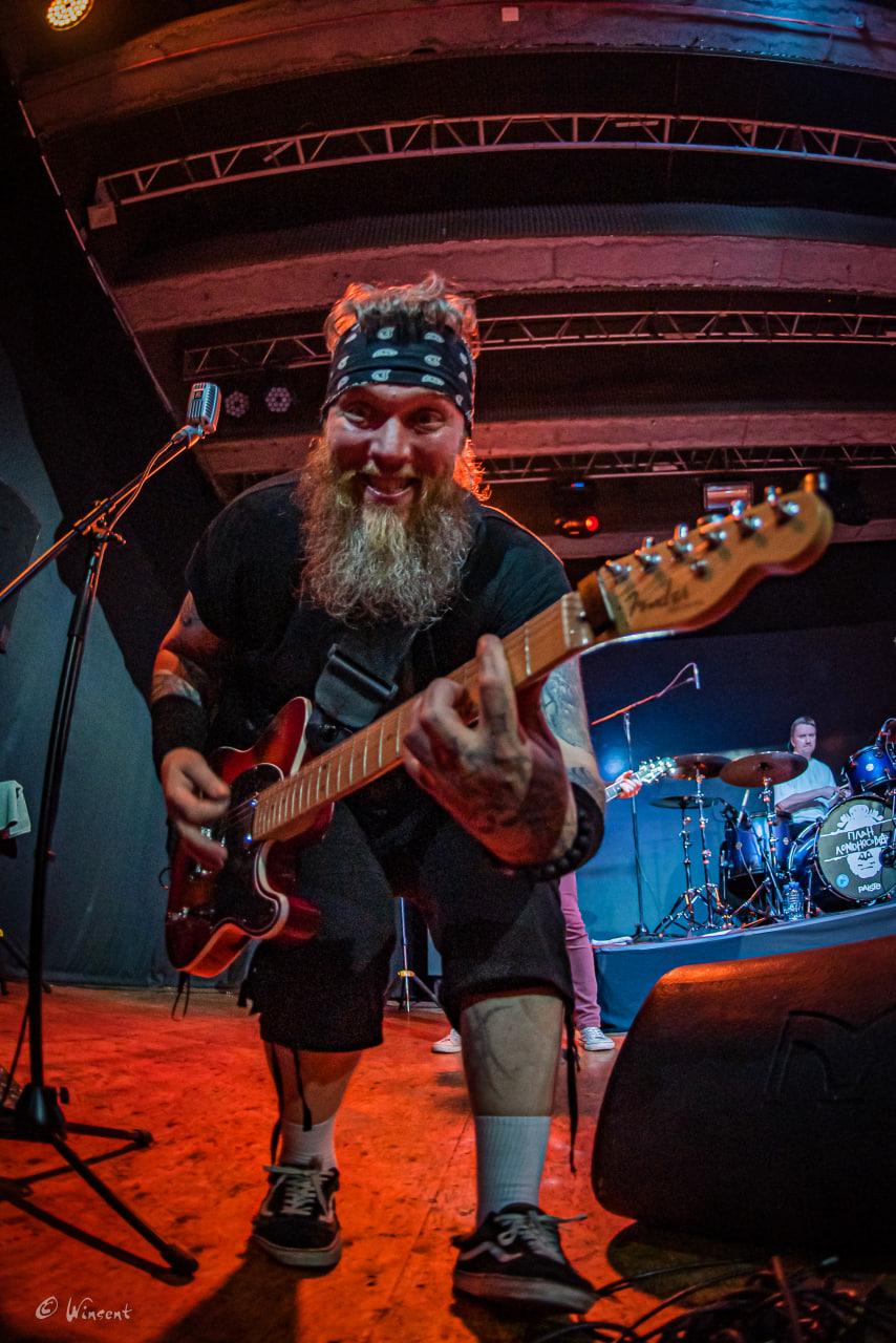 Фото В Новосибирске зажгла панк-группа «План Ломоносова» с солистом из «Интернов» — 20 ярких кадров 10 - Сиб.ФМ Фото В Новосибирске зажгла панк-группа «План Ломоносова» с солистом из «Интернов» — 20 ярких кадров 10