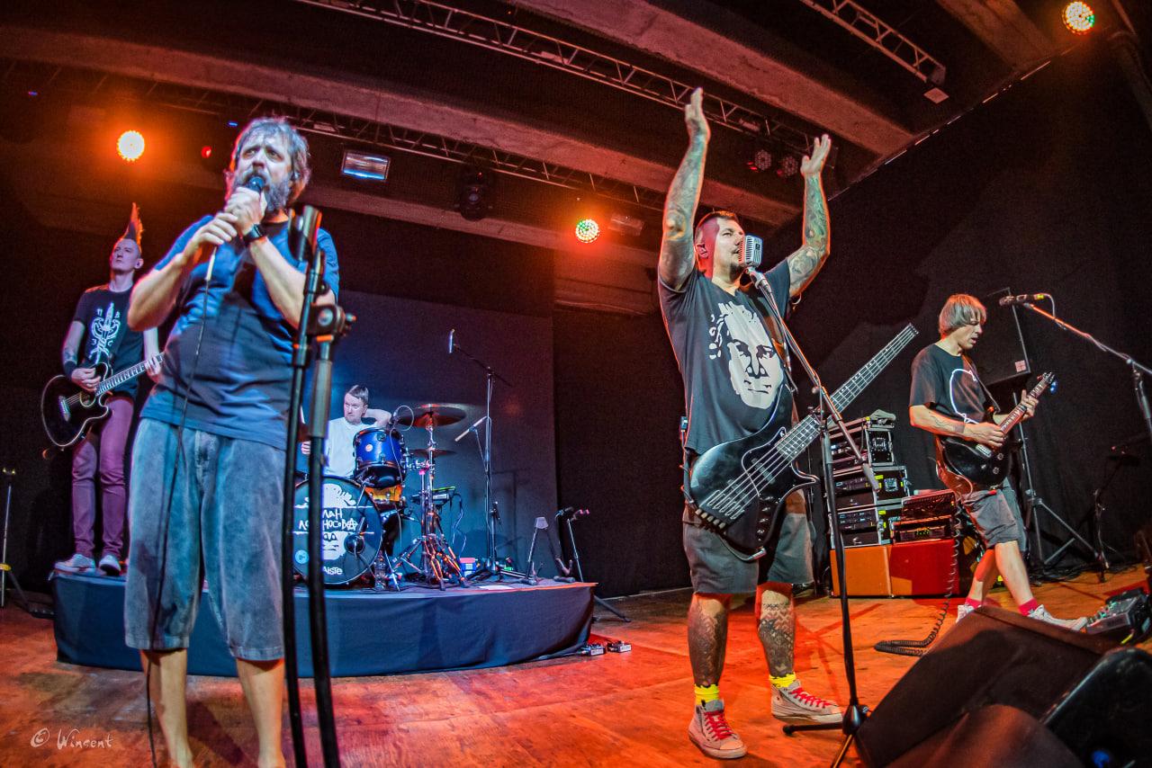 Фото В Новосибирске зажгла панк-группа «План Ломоносова» с солистом из «Интернов» — 20 ярких кадров 9 - Сиб.ФМ Фото В Новосибирске зажгла панк-группа «План Ломоносова» с солистом из «Интернов» — 20 ярких кадров 9