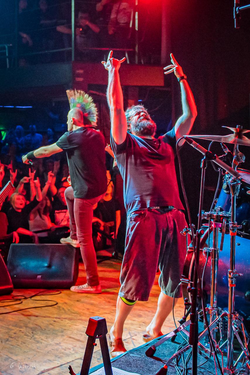 Фото В Новосибирске зажгла панк-группа «План Ломоносова» с солистом из «Интернов» — 20 ярких кадров 6 - Сиб.ФМ Фото В Новосибирске зажгла панк-группа «План Ломоносова» с солистом из «Интернов» — 20 ярких кадров 6