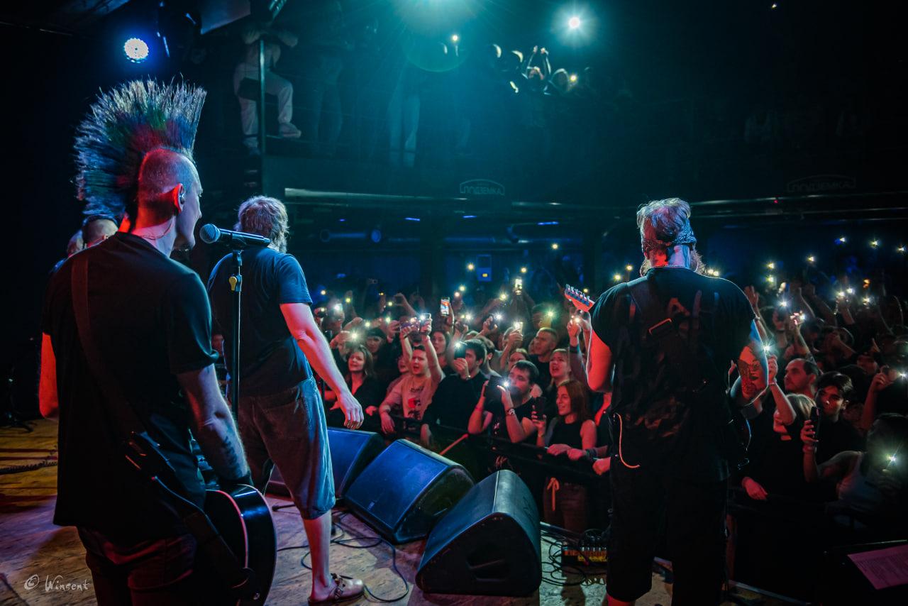 Фото В Новосибирске зажгла панк-группа «План Ломоносова» с солистом из «Интернов» — 20 ярких кадров 5 - Сиб.ФМ Фото В Новосибирске зажгла панк-группа «План Ломоносова» с солистом из «Интернов» — 20 ярких кадров 5