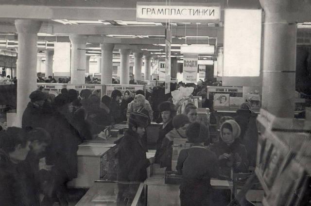 Фото Сносят легендарный ЦУМ: история универмага, где новосибирцы шопились с времён СССР 5 - Сиб.ФМ Фото Сносят легендарный ЦУМ: история универмага, где новосибирцы шопились с времён СССР 5