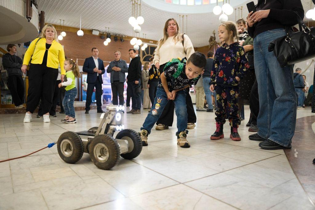 Фото Роботы, приключения и тепло: в кукольном театре Новосибирска показали необычный спектакль для детей 4